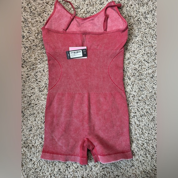 PrettyLittleThing Dark Red Acid Wash Gym Un, size XL - Picture 2 of 3